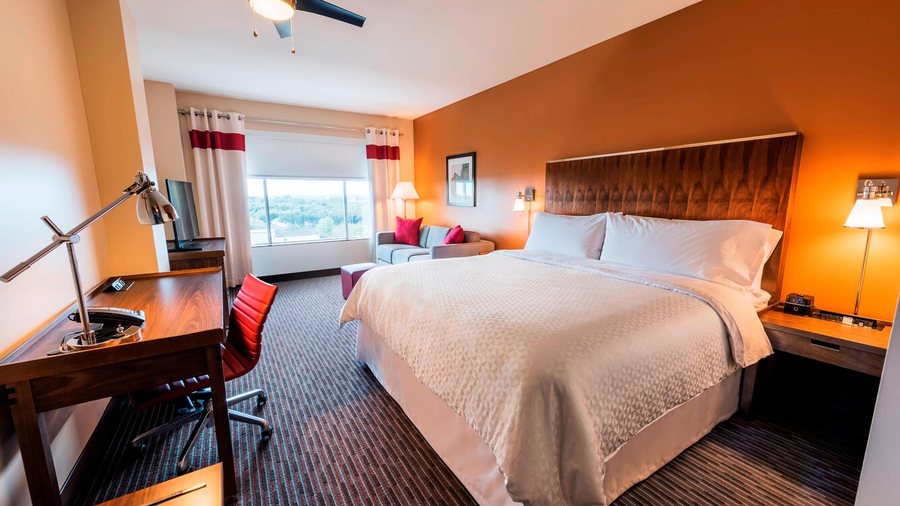 The Palms On West Main — Guest room