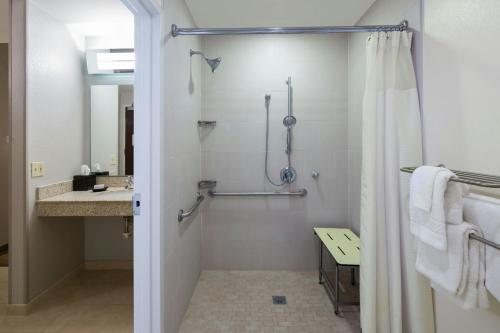 The Parisian Courtyard Inn — Bathroom