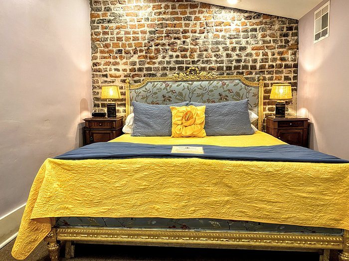 The Parisian Courtyard Inn — Guest room