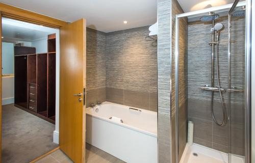 The Park City Grand Plaza Kensington Hotel London England — Bathroom