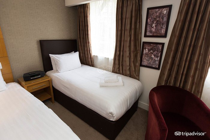 The Park City Grand Plaza Kensington Hotel London England — Guest room