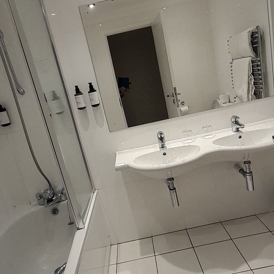 The Park On Main Hotel — Bathroom