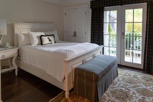 The Park On Main Hotel — Guest room