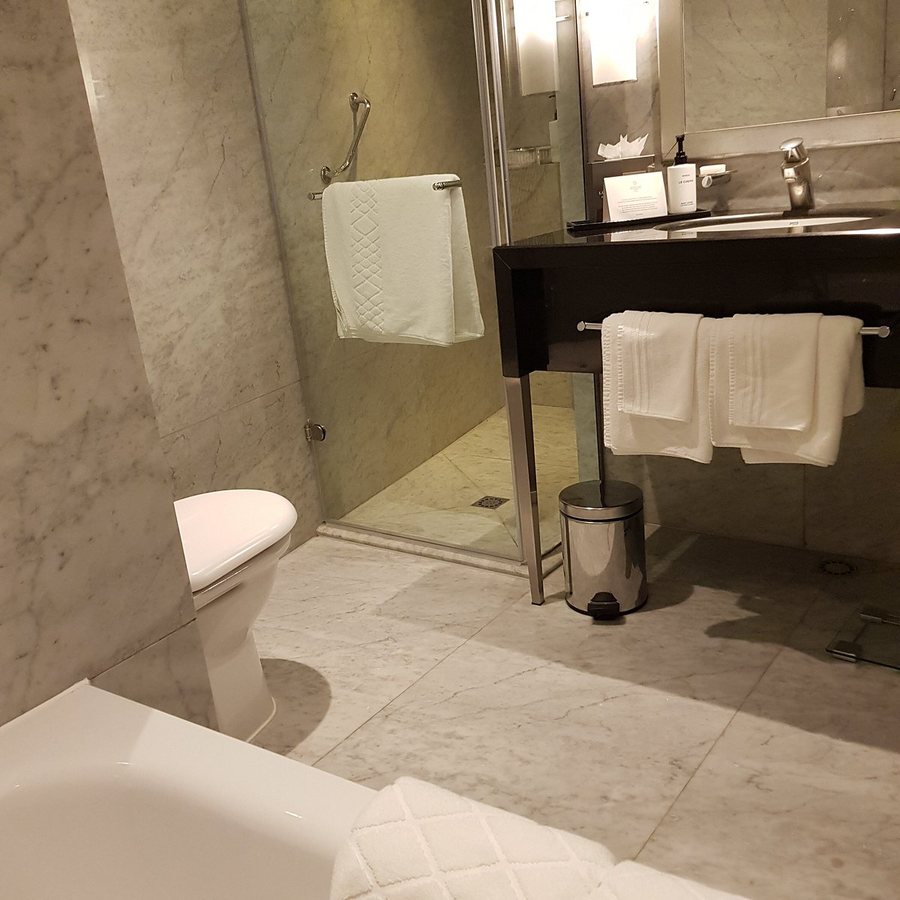 The Park Tower Knightsbridge A Luxury Collection Hotel London — Bathroom