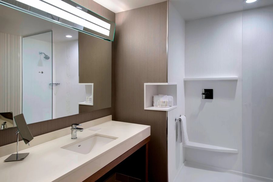 The Parker Inn Suites — Bathroom