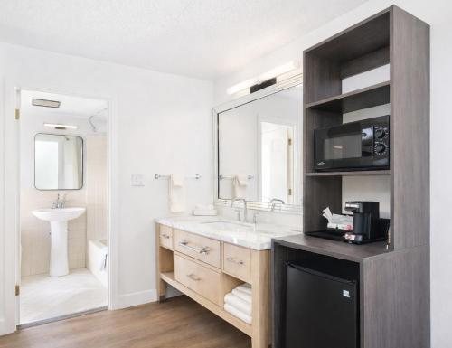 The Parkman Great Smoky Mountains — Bathroom