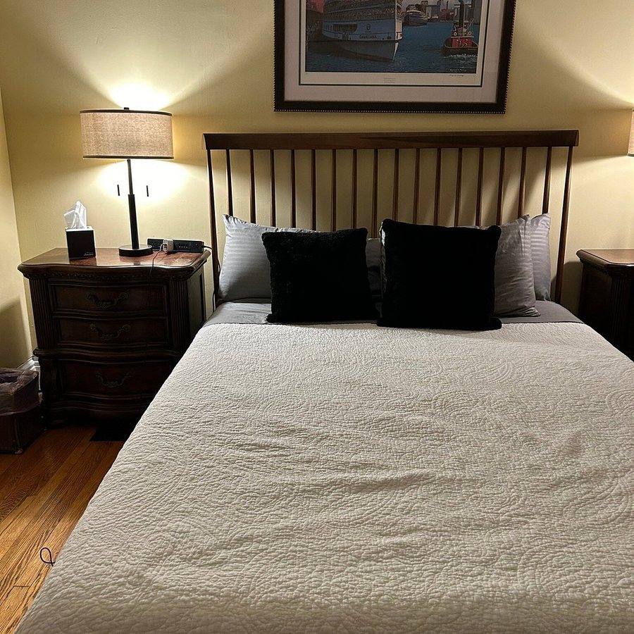 The Parkside House — Guest room