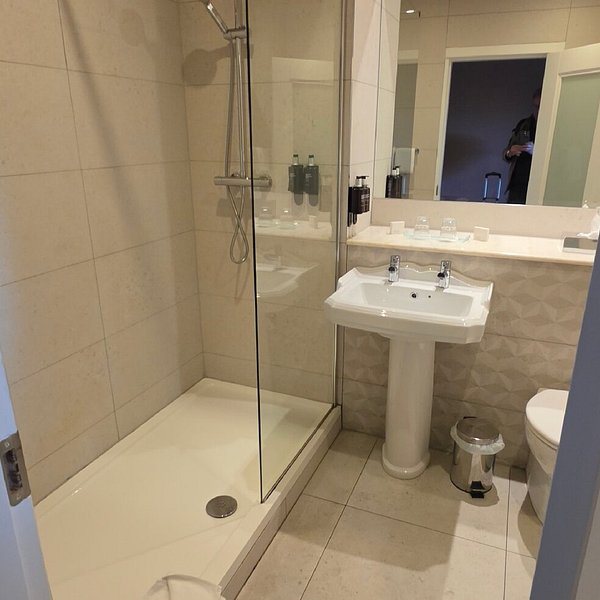 The Parkway Hotel — Bathroom