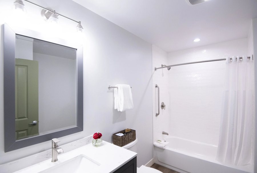 The Pathmaker Hotel — Bathroom