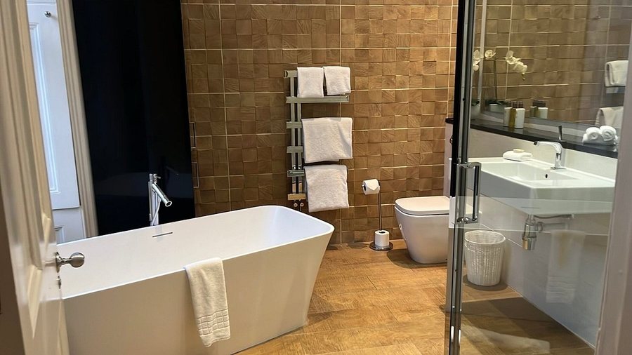 The Paw House Inn — Bathroom