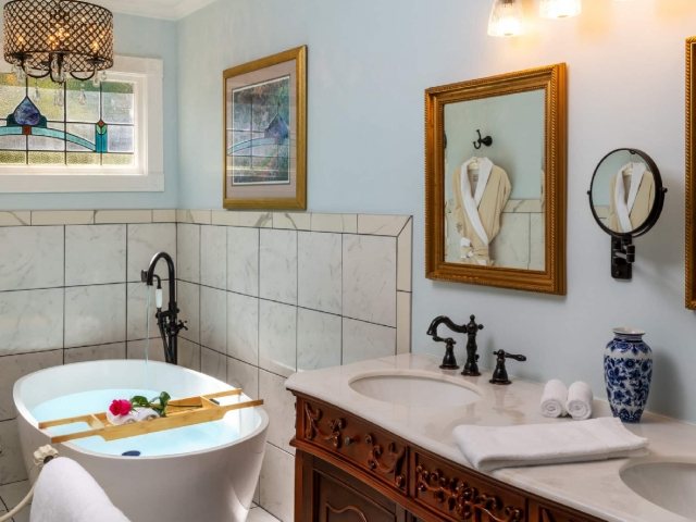 The Peabody House Bed Breakfast — Bathroom