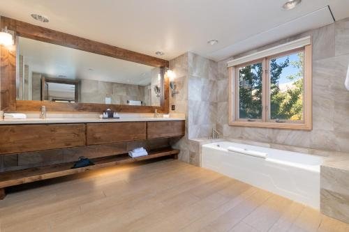 The Peaks Resort Spa — Bathroom