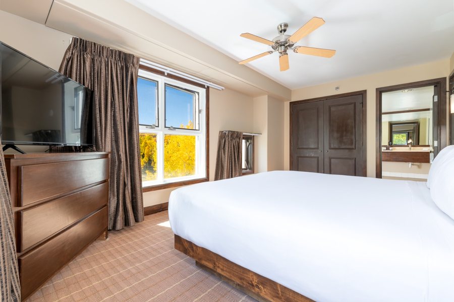 The Peaks Resort Spa — Guest room