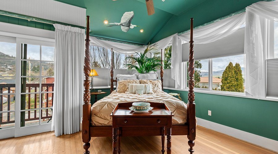 The Peerless Hotel — Guest room