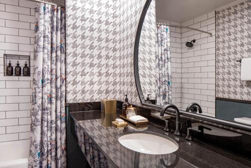 The Pelham Hotel — Bathroom