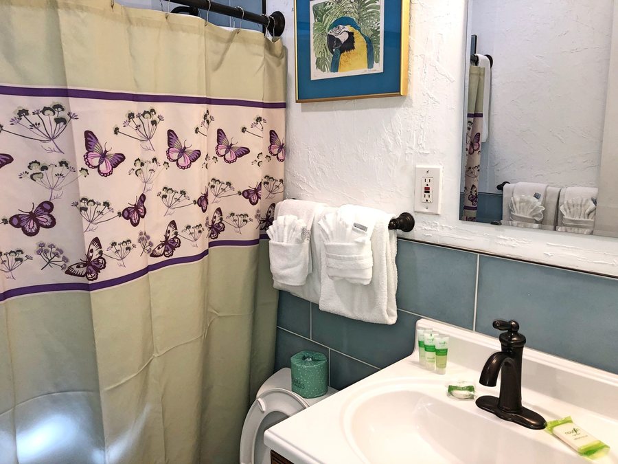 The Pelican Key Largo Cottages — Bathroom