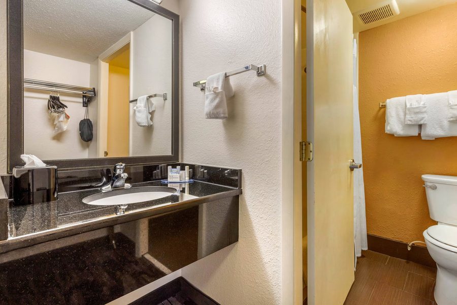 The Pelican Motel — Bathroom