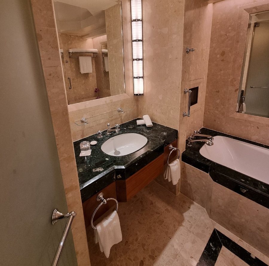 The Peninsula Bangkok — Bathroom