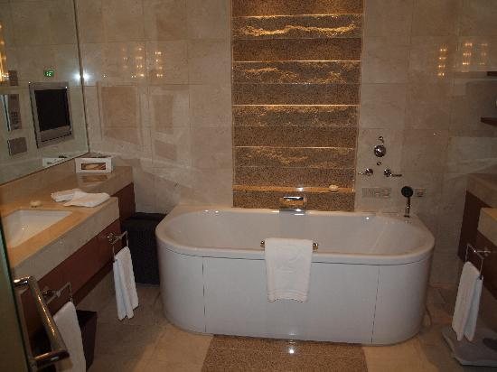 The Peninsula Tokyo — Bathroom