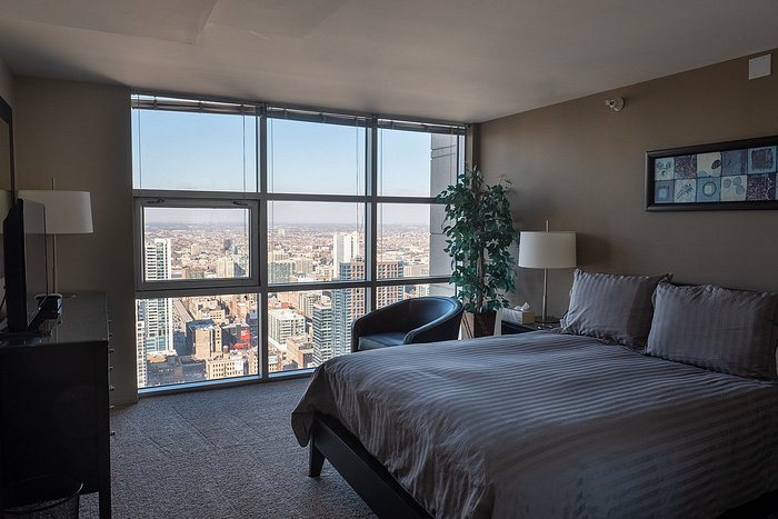 The Penthouse at Grand Plaza Chicago Illinois — Guest room