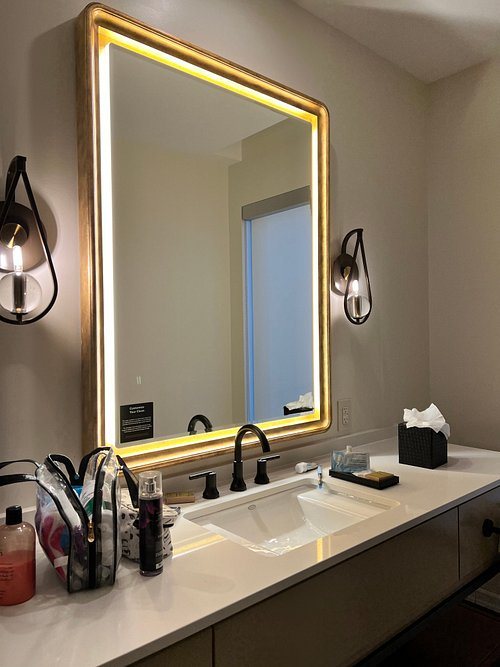 The Peregrine Omaha Downtown Curio Collection by Hilton — Bathroom
