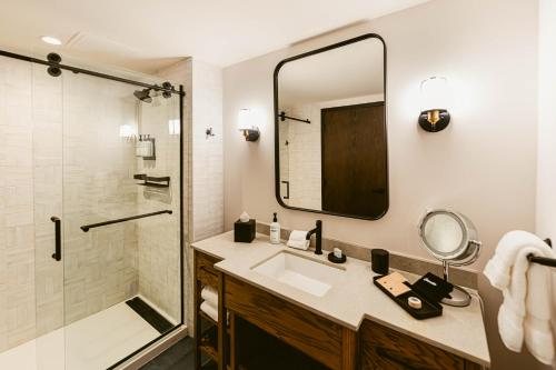 The Perry Hotel Naples — Bathroom