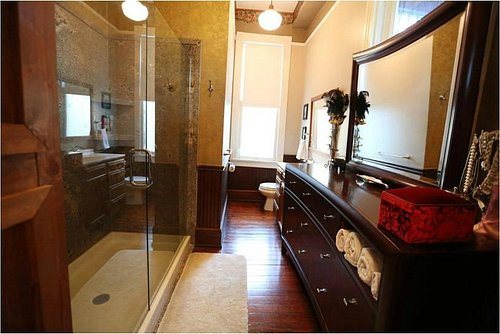 The Petrinovich House The Mardi Gras House — Bathroom