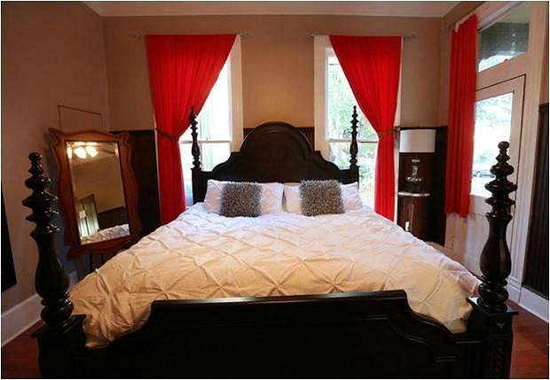 The Petrinovich House The Mardi Gras House — Guest room