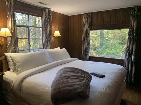 The Pines Cottages — Guest room