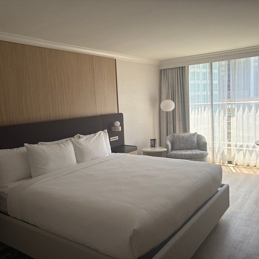 The Pinnacle Hotel Harbourfront Vancouver British Columbia — Guest room
