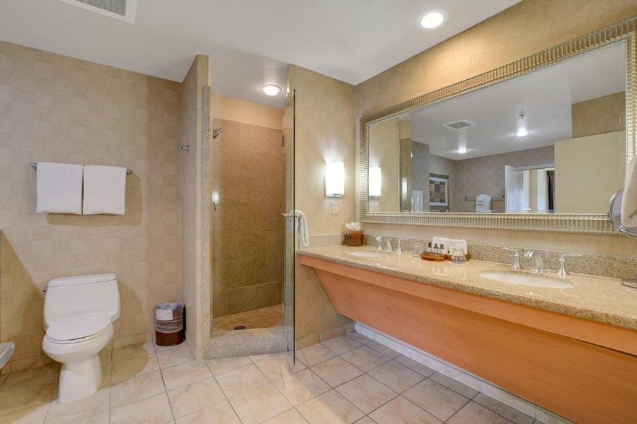 The Platinum Hotel Spa — Bathroom