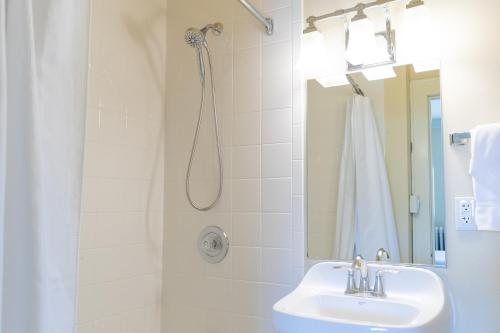 The Plaza Hotel Milwaukee — Bathroom