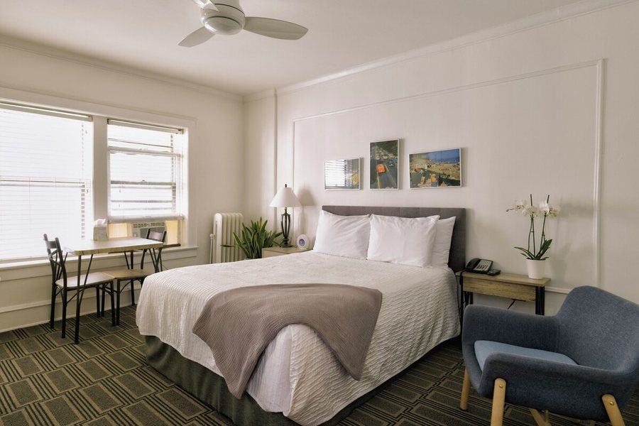 The Plaza Hotel Milwaukee — Guest room