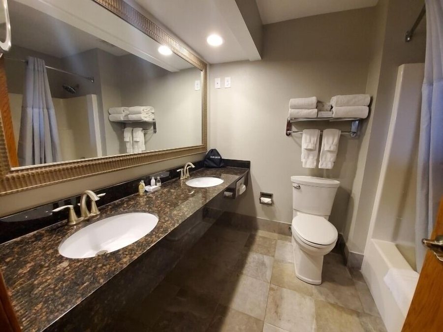 The Plaza Hotel Suites — Bathroom
