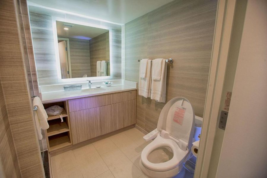 The Polynesian Residences Hotel Waikiki — Bathroom