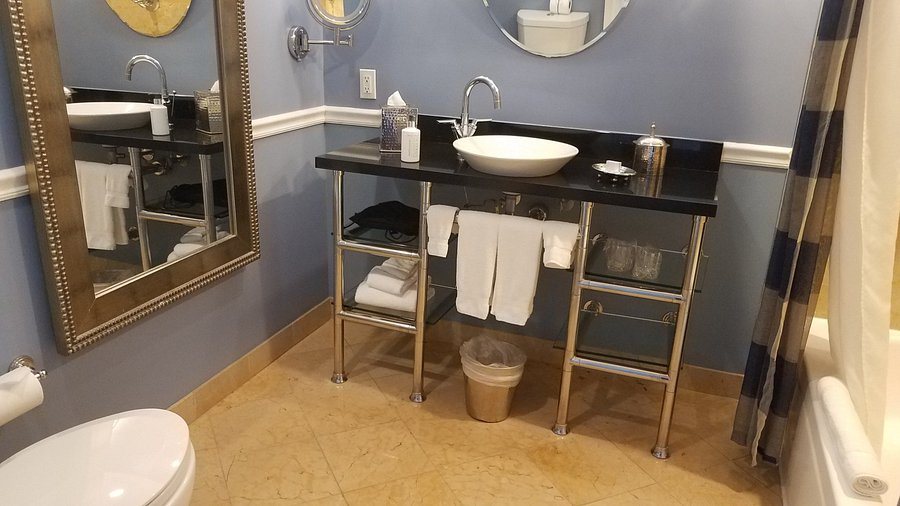 The Port Hotel and Marina — Bathroom