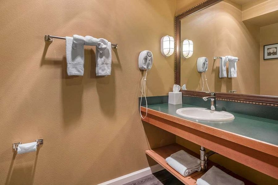 The Port Inn and Cottages Ascend Hotel Collection — Bathroom