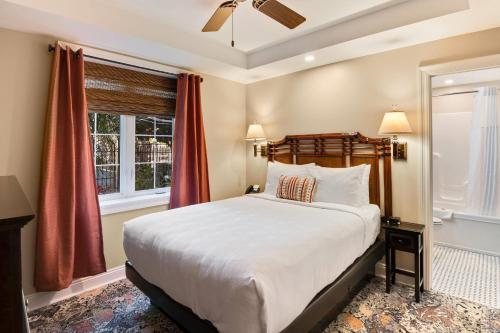 The Port Inn and Cottages Ascend Hotel Collection — Guest room