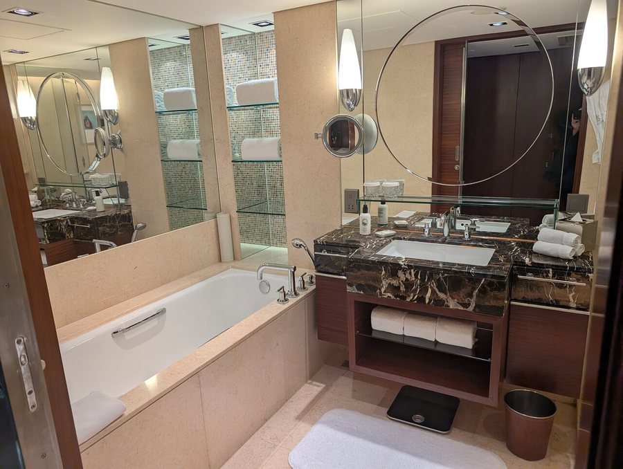 The Portman Ritz Carlton Shanghai — Bathroom