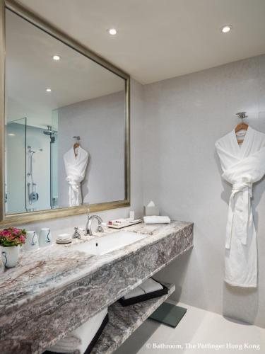 The Pottinger Hong Kong — Bathroom