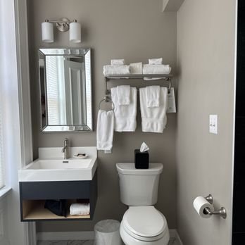 The Priory Hotel Pittsburgh Pennsylvania — Bathroom