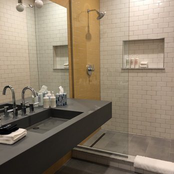 The Publishing House Bed and Breakfast Chicago Illinois — Bathroom