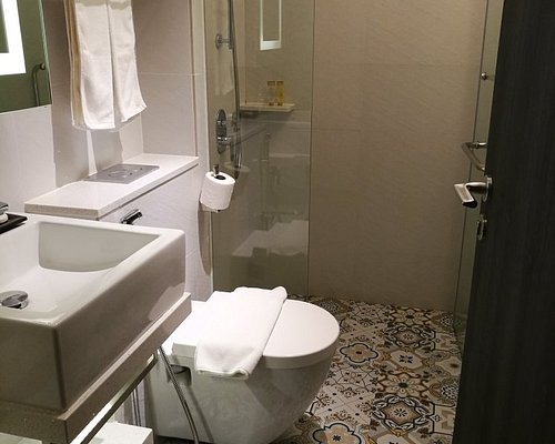 The Quay Hotel Singapore — Bathroom