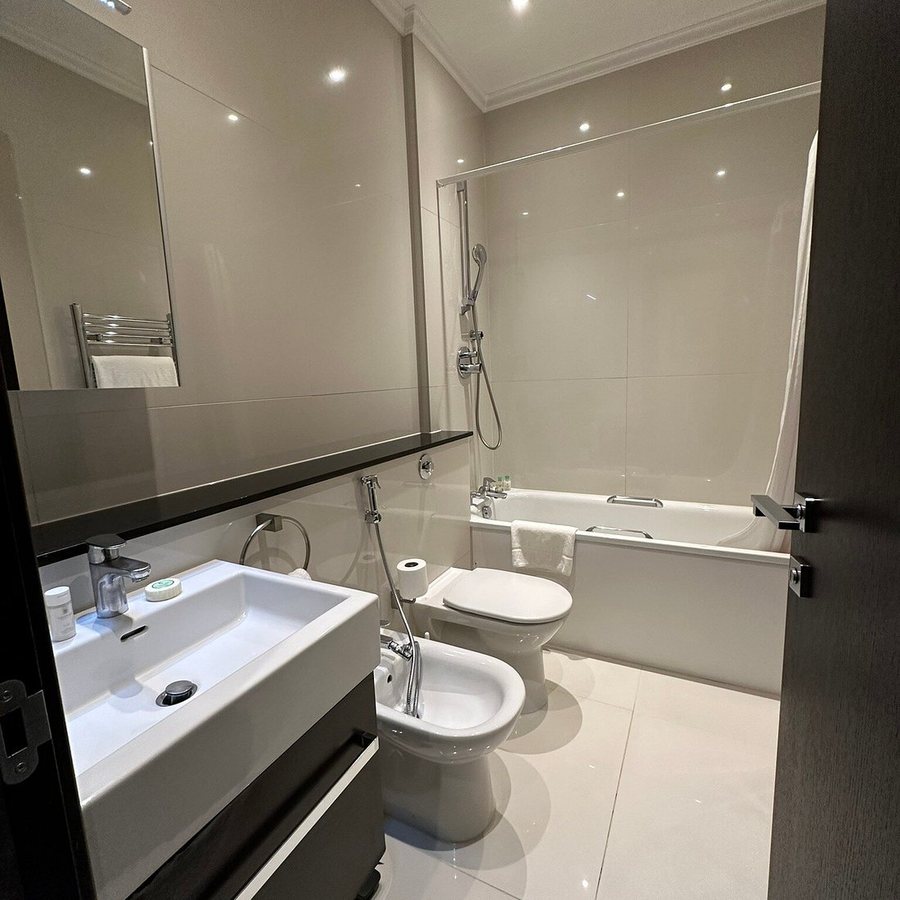 The Queen s Gate Hotel — Bathroom
