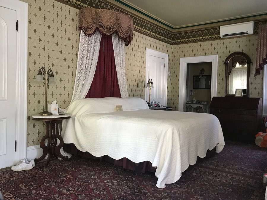 The Queen Victoria — Guest room