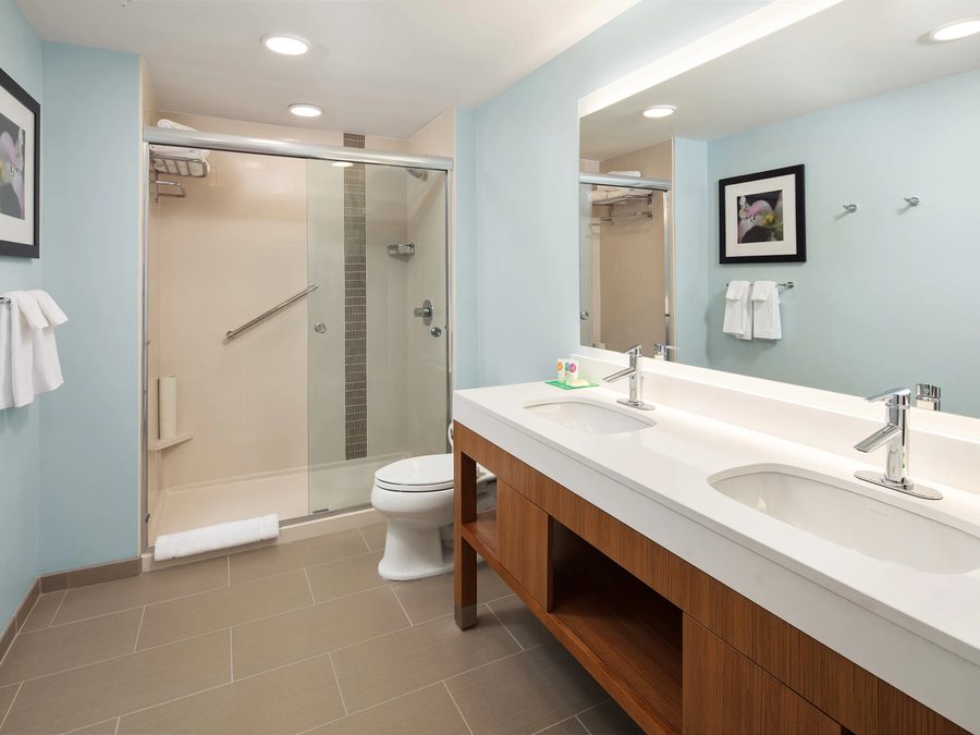 The Quest Hotel and Waterpark — Bathroom