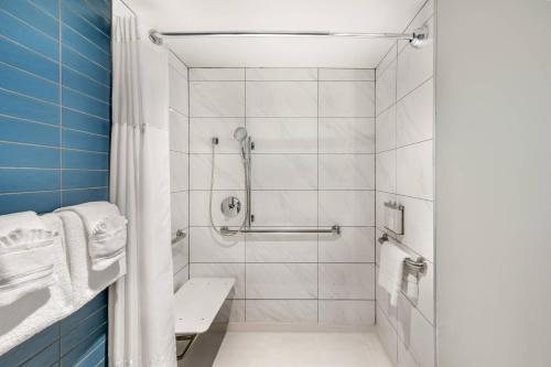 The Quincy an Ascend Collection Hotel — Bathroom