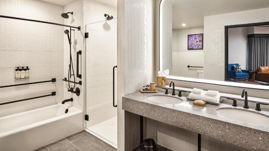 The Rally Hotel at McGregor Square — Bathroom