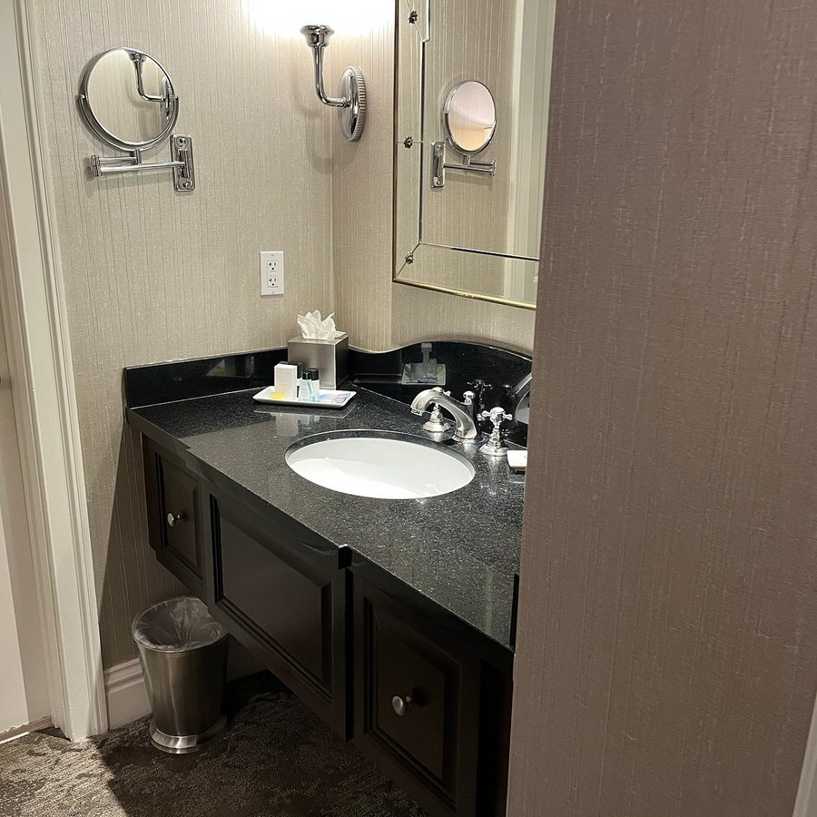 The Raphael Hotel Autograph Collection — Bathroom