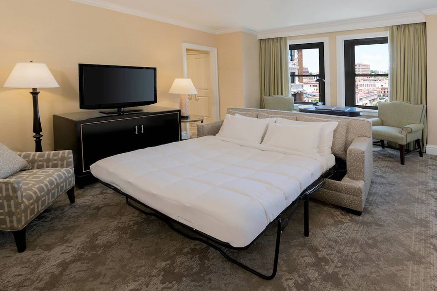 The Raphael Hotel Autograph Collection — Guest room